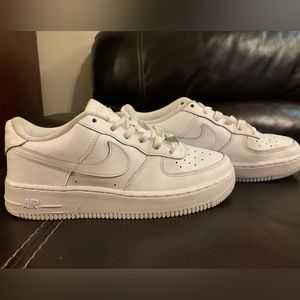 Air Force nike whites size 6Y. Fits a woman’s size 8.